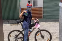 Tình nguyện viên 17 tuổi đạp xe đi chống dịch