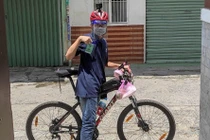 Tình nguyện viên 17 tuổi đạp xe đi chống dịch