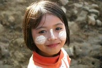 Khám phá lối trang điểm có 1-0-2 của phụ nữ Myanmar