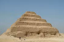 Kim tự tháp nào được xây đầu tiên ở Ai Cập cổ đại?