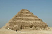 Kim tự tháp nào được xây đầu tiên ở Ai Cập cổ đại?