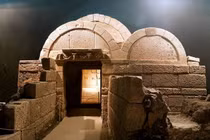 Khám phá lăng mộ 2.000 tuổi, sửng sốt thấy 10 trinh nữ tuyệt đẹp