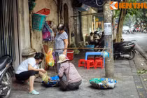 Phố bán thứ “nhầy nhụa, gớm ghiếc” ở Hà Nội xưa giờ ra sao?
