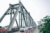 Hai địa phương nào ở Việt Nam có cây cầu đi ngược chiều? 