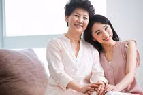 Biết chồng tôi thường về khuya, mẹ chồng bày cách trị con trai