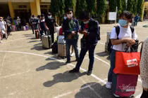 Hơn 900 người hết thời hạn cách ly ở Sài Gòn rạng rỡ trở về nhà