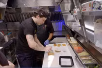 Cậu cả nhà Becks bị bóc mẽ bất tài khi làm điều này