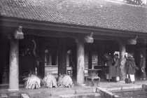 Cảnh lễ bái ở Văn Miếu Hà Nội một thế kỷ trước