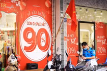 Cận Tết, cửa hàng thời trang đồng loạt giảm giá sâu