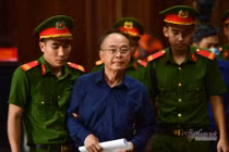 Ông Nguyễn Thành Tài nhận 8 năm tù và những cái ôm người thân tại toà