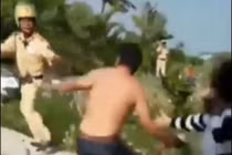 Khởi tố 4 đối tượng say xỉn đánh CSGT khi kiểm tra nồng độ cồn