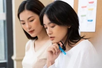 Chăm mẹ chồng 1 năm, em dâu họp gia đình rồi đưa tôi 400 triệu