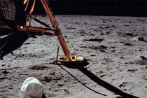 Bí mật bên trong chiếc túi Neil Armstrong để lại Mặt Trăng 