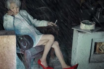 Phát sốt bộ ảnh "cưa sừng làm nghé" của cụ bà U80