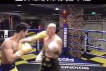 “Đệ tử” Lý Tiểu Long dám chấp “10 võ sư Vịnh Xuân”, bị ăn đòn nhớ đời 