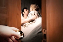 Tới tiệm sửa xe, thấy điều khó tin giữa chị dâu và gã thợ