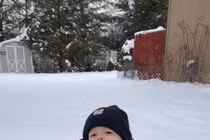 Video chú bé ngồi trên tuyết nói bi bô gây sốt mạng