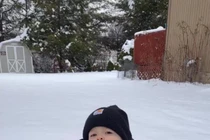 Video chú bé ngồi trên tuyết nói bi bô gây sốt mạng