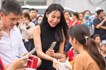 Công Vinh và Thủy Tiên: Vẻ đẹp của thần tượng có tấm lòng nhân ái