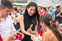 Công Vinh và Thủy Tiên: Vẻ đẹp của thần tượng có tấm lòng nhân ái