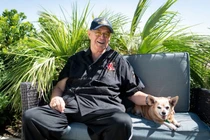 Chôn cất vợ được nửa tiếng, người chồng tỷ phú gặp điều bất ngờ