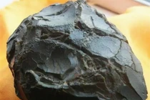 Nhặt được viên đá đen, ngã ngửa khi biết giá hàng tỷ đồng