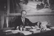 Sự nham hiểm của Mussolini sau việc ngăn Hitler tấn công Anh