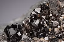 Vẻ đẹp bí ẩn đầy mê hoặc của các khoáng vật màu đen