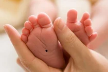 Đứa trẻ có nốt ruồi ở vị trí này, tài lộc giàu sang ùn ùn đến 