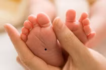 Đứa trẻ có nốt ruồi ở vị trí này, tài lộc giàu sang ùn ùn đến 