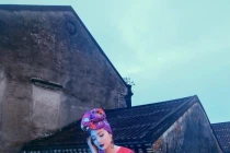 Hội An yêu cầu gỡ ảnh Hoa hậu 51 tuổi tạo dáng chụp hình trên nóc nhà cổ