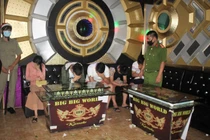 Bắt quả tang 11 nam nữ tổ chức tiệc 'ma túy' trong quán karaoke dù bị cấm đóng cửa