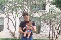 Bà xã gọi Mạnh Trường là 'bảo mẫu' khi thấy anh bế con