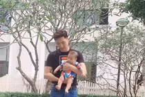 Bà xã gọi Mạnh Trường là 'bảo mẫu' khi thấy anh bế con