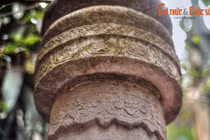 Cận cảnh cột đá cổ bí ẩn “mọc lên” giữa phố cổ Hà Nội