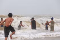 Sóng cao phủ đầu, người Đà Nẵng vẫn liều mình tắm biển sau bão