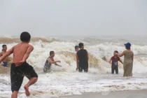 Sóng cao phủ đầu, người Đà Nẵng vẫn liều mình tắm biển sau bão