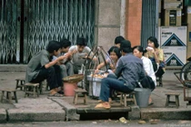 Ảnh "không đụng hàng" về hàng quán vỉa hè Sài Gòn năm 1991 