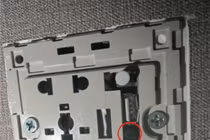 Cặp đôi tá hỏa phát hiện thứ gây “choáng” trong ổ điện khách sạn