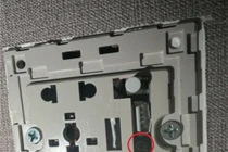 Cặp đôi tá hỏa phát hiện thứ gây “choáng” trong ổ điện khách sạn