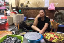 Vắng khách, bà chủ quán bún chửi từng lên CNN bất ngờ... 'cai chửi'