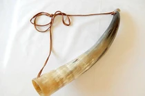 Vì sao người xưa nói "ăn cơm nhà vác tù và hàng tổng"?