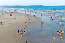 Hàng nghìn người đổ xô tắm biển giải nhiệt cuối tuần