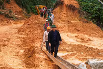 Tranh thủ từng giờ tìm kiếm công nhân mất tích tại Rào Trăng 3