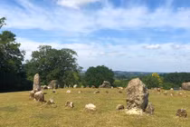 Cận cảnh vòng tròn đá bí ẩn nhất nước Anh, không phải Stonehenge