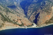 Cảnh tượng ngoạn mục khó tin ở hẻm núi dài nhất châu Âu