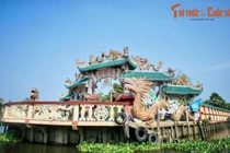 Giai thoại lạ về ngôi miếu nằm giữa lòng sông ở TP. HCM