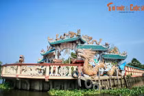 Giai thoại lạ về ngôi miếu nằm giữa lòng sông ở TP. HCM
