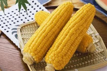 Ăn một bắp ngô buổi sáng tốt hơn cơm, nhưng người nào không nên ăn?