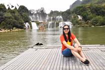 Du khách mặc áo cờ đỏ sao vàng “check in” bên thác Bản Giốc